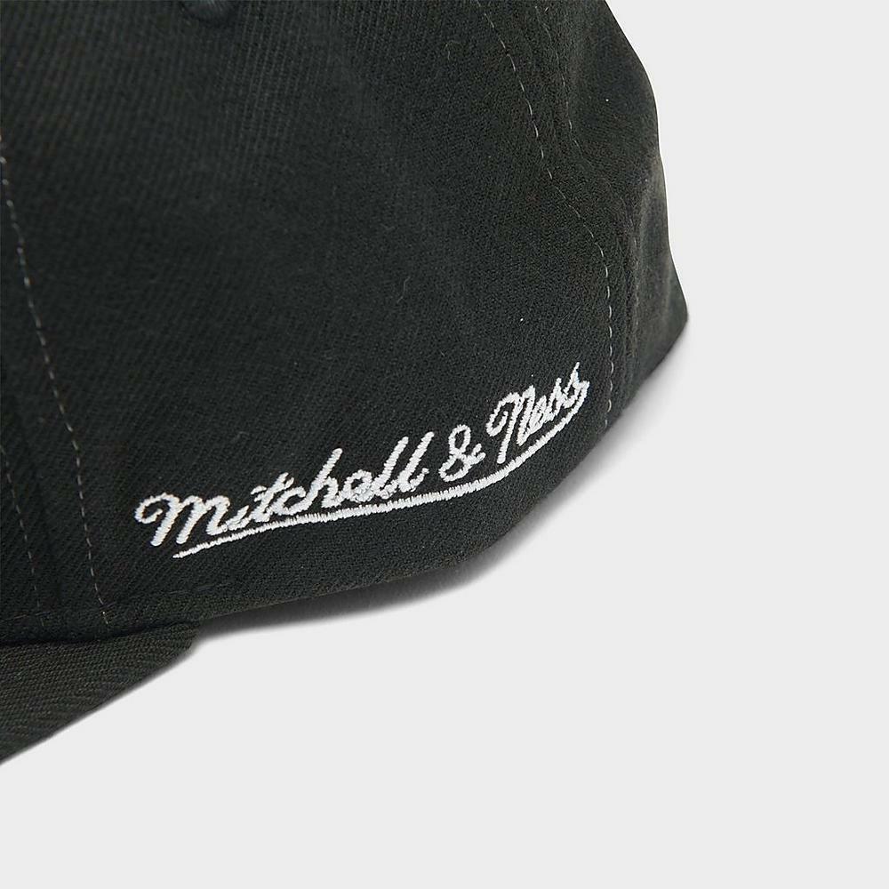 Men's Chicago Bulls Mitchell & Ness White Hardwood Classics 1996 NBA  Champions Wave Two-Tone Snapback Hat